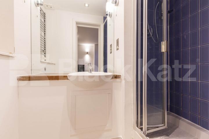 Split level modern and spacious 2 bed 2 bath in the shoreditch area  Quaker Street , Shoreditch 